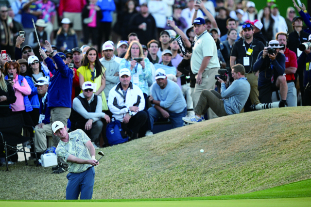 아메리칸 익스프레스 최종 4라운드 18번 홀에서 칩샷을 하고 있는 닉 던랩. 그는 이 칩샷을 홀 가까이 붙이면서 파 세이브에 성공해 PGA 투어 33년 만의 아마추어 챔피언에 등극할 수 있었다. Getty Images