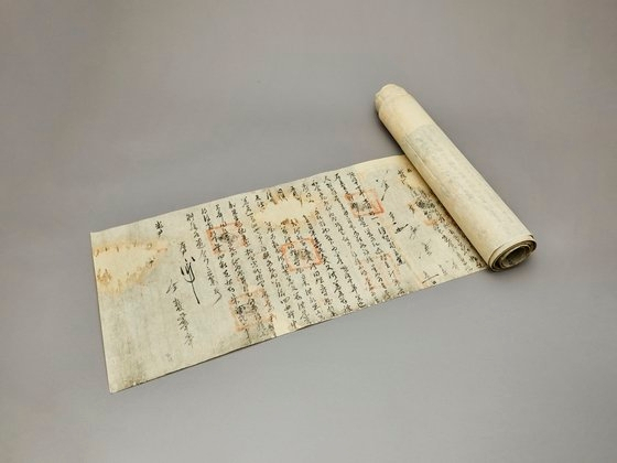 조선시대 후기의 한성부 부동산 매매 문서의 모습. 거래 내역을 길게 이어 붙였다. 사진 제공=서울역사박물관