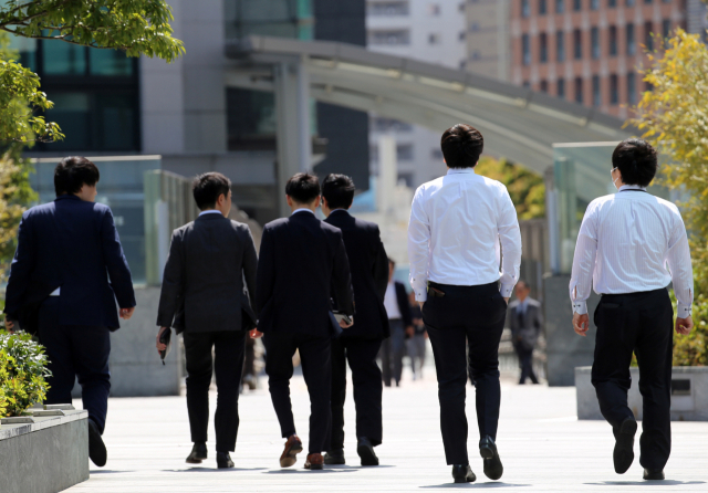 일본 도쿄의 직장인들. 연합뉴스