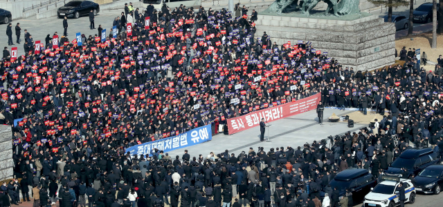 31일 전국 중소기업인과 영세 건설 업자, 소상공인 등 3500여 명이 국회 앞에 모여 중대재해법 확대 적용 유예를 촉구하고 있다. 오승현 기자