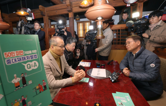 이정식 고용노동부 장관이 29일 오전 중소영세기업 중대재해처벌법 적용 관련 사업장 순회로 서울 중구 명동의 한 음식점을 방문해 소규모 서비스업 사업장 대표들과 면담하고 있다. 연합뉴스