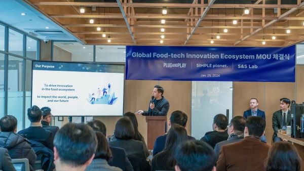 심플플래닛 정일두 대표가 Global Innovation Platform in Food & Beverage 플랫폼에 대해 설명하고 있다.