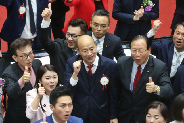 대만 국민당 소속의 한궈위(가운데) 신임 입법원장. AFP연합뉴스