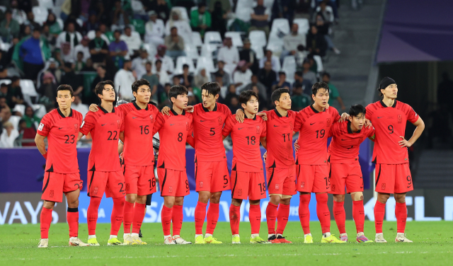 한국 축구 대표팀 선수들이 31일 사우디아라비아전 승부차기에서 어깨동무를 하고 있다. 연합뉴스