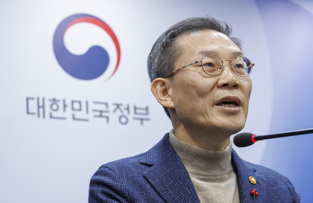 이종호 과학기술정보통신부 장관이 15일 오후 서울 종로구 정부서울청사에서 '국민과 함께하는 민생토론회' 반도체 부문 결과를 발표하고 있다. 연합뉴스