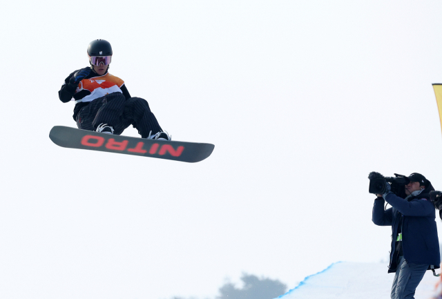 이채운이 1일 강원 횡성의 웰리힐리파크 스키 리조트에서 열린 2024 강원 동계청소년올림픽 스노보드 남자 하프파이프 경기에서 화려한 기술을 펼치고 있다. 연합뉴스