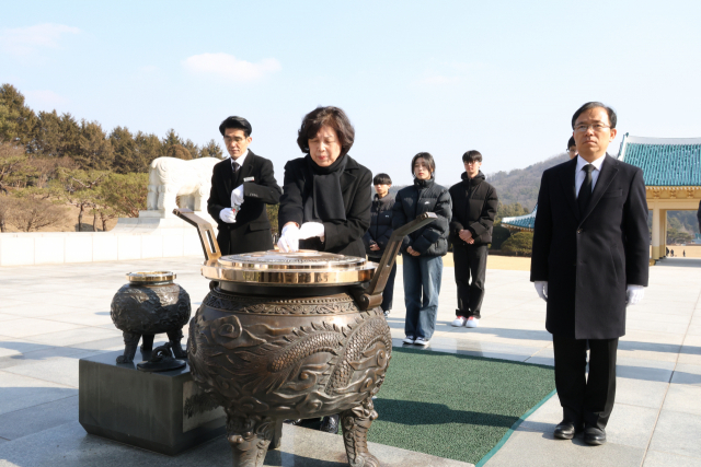 강정애 국가보훈부 장관이 지난 1월 29일 2024년도 대학 입학시험을 치른 전몰·순직 군경의 자녀들과 국립대전현충원 현충탑을 찾아 참배하고 있다. 연합뉴스