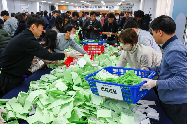 1일 오후 서울 종로구 서울시선거관리위원회에서 열린 제22대 국회의원 선거 모의개표에서 선관위 관계자들이 수검표 실습을 하고 있다. 연합뉴스