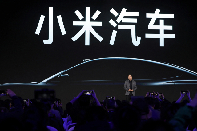 레이쥔 샤오미 회장이 28일 중국 베이징에서 샤오미의 첫 전기차 모델인 SU7에 대해 소개하고 있다. 로이터연