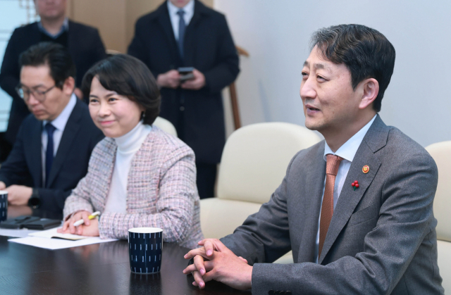 안덕근 산업통상자원부 장관이 지난 31일 서울 영등포구 여의도에 위치한 중소기업중앙회를 방문해 김기문 중소기업중앙회장과 면담하고 있다. 연합뉴스