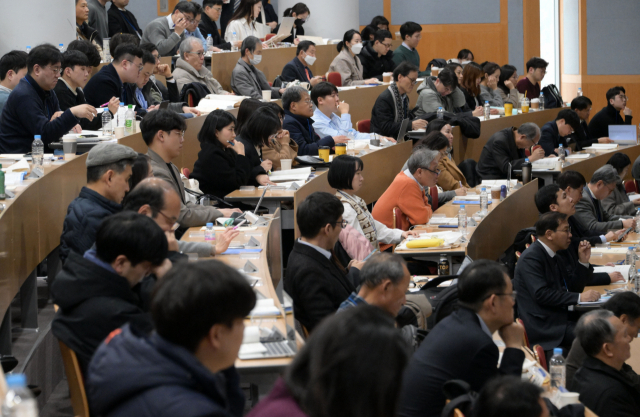 황윤재 전임 한국경제학회장이 1일 서울 관악구 서울대에서 열린 2024 경제학 공동학술대회 제1전체회의에서 기조연설을 하고 있는 가운데 참석자들이 이를 듣고 있다. 성형주 기자