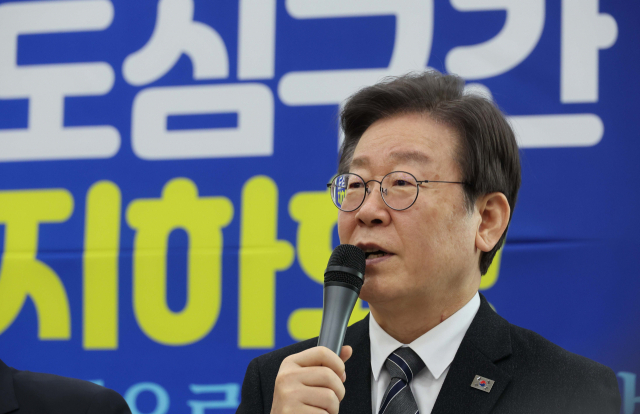 이재명 더불어민주당 대표가 1일 신도림역에서 도심 철도 지하화 공약을 발표하고 있다. 연합뉴스