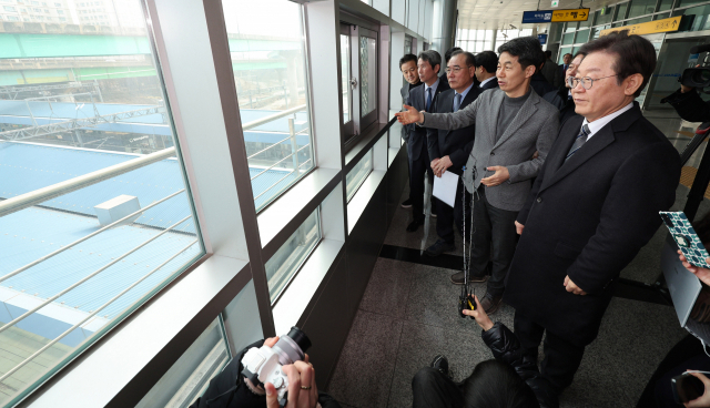 이재명(오른쪽) 더불어민주당 대표가 1일 서울 구로구 신도림역을 방문해 지상 철로를 살펴보고 있다. 오승현 기자