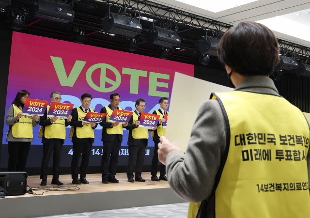 1일 오전 서울 용산구 의협회관에서 열린 보건의료정책 기반 마련 위한 400만 보건복지의료연대 공동 공약 기자회견에서 이필수 대한의사협회장 등 참석단체 대표자들이 공약을 발표하고 있다. 연합뉴스