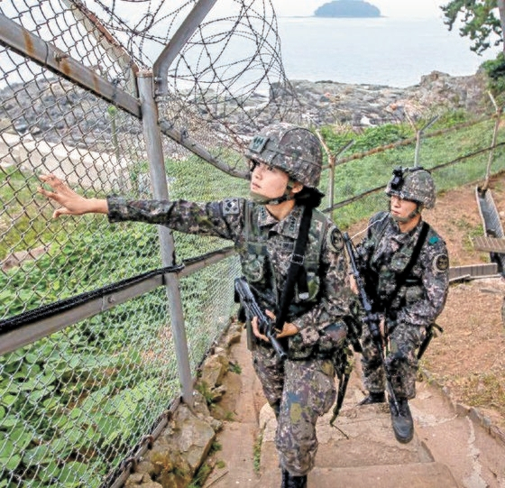 해안경계부대의 여군 중대장이 철책을 점검하고 있다. 사진 제공=육군