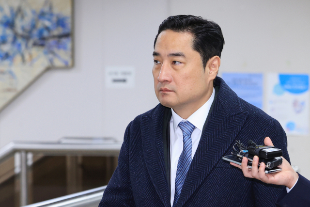강용석 변호사가 지난해 12월 6일 서울 서초구 서울중앙지법에 들어서고 있다. 연합뉴스