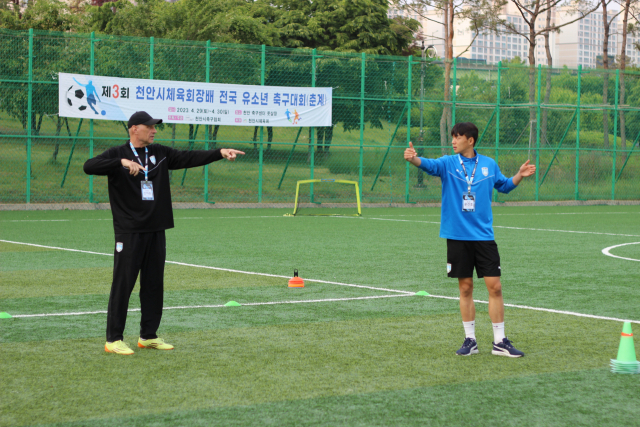 신의손(왼쪽) 천안시티 U-18팀 골키퍼 코치가 지도하고 있는 모습. 사진 제공=천안시티FC