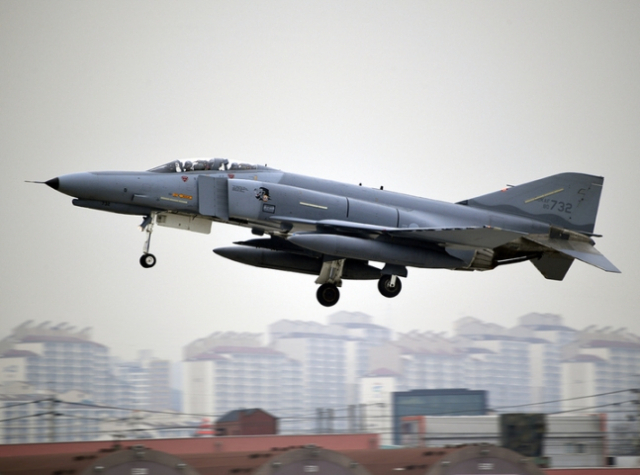 F-4E 전투기가 임무를 위해 이륙하고 있다. 사진 제공=공군