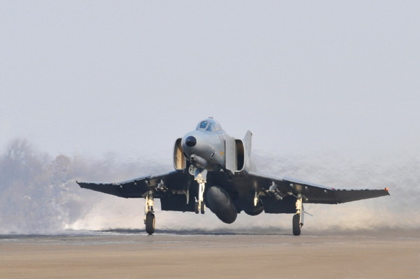 F-4E 팬텀 전투기가 활주로를 이륙하고 있다. 사진 제공=공군