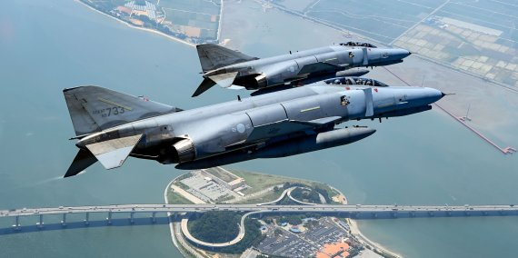 F-4 팬텀은 2인승으로 초음속, 장거리, 전천후 전폭기다. 한국 공군이 50여년 F-4 전폭기를 운용하는 이유 중 하나가 F-16으로 운용할 수 없는 대형무기의 운용 플랫폼을 갖춰기 때문이다. 사진 제공=공군