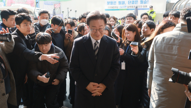 이재명 더불어민주당 대표가 지난달 31일 오후 서울 여의도 민주당사에서 열린 4·10 총선 후보 공천 면접에 참석하기 위해 당사로 향하고 있다. 연합뉴스