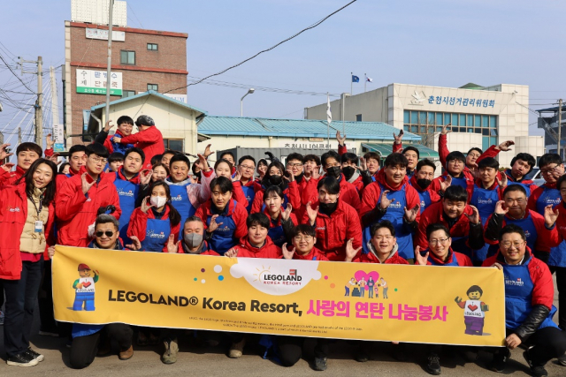 에너지 취약계층에 연탄 배달하는 레고랜드 임직원들. 사진 제공=레고랜드