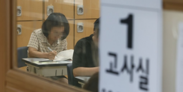 2023년도 제2회 초졸·중졸·고졸 검정고시가 열린 지난해 8월 10일 오전 중졸 검정고사장인 서울 동대문구 장평중학교에서 수험생들이 복습을 하고 있다. 연합뉴스
