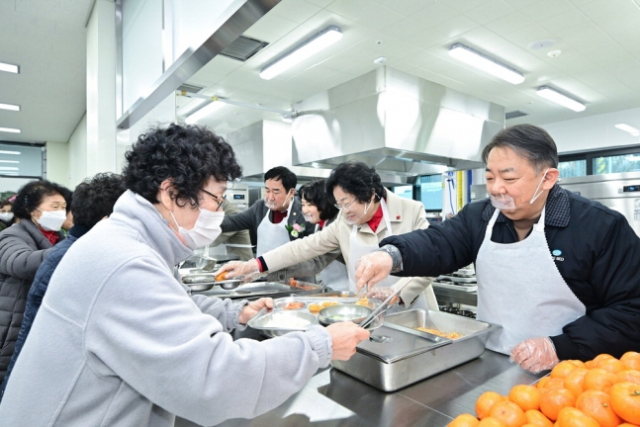 지난 1월 4일 재개관한 경기도 이천 에이스경로회관에서 안성호(오른쪽) 에이스침대 대표가 배식을 하고 있다. /사진 제공=에이스침대