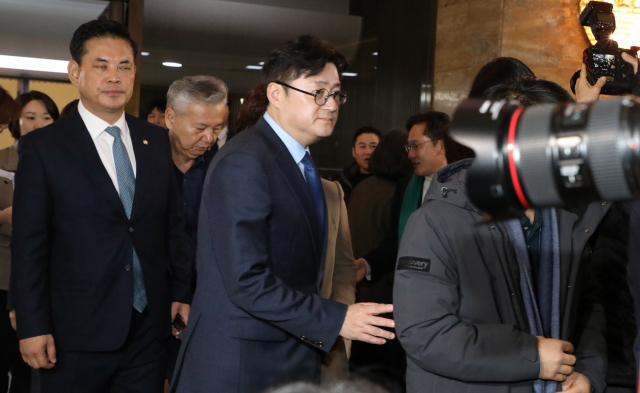 홍익표 더불어민주당 원내대표가 지난 1일 서울 여의도 국회에서 열린 의원총회를 마치고 본회의장으로 향하고 있다. 오승현 기자