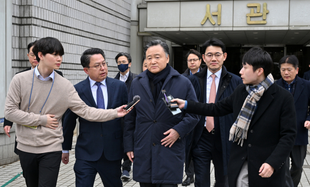 증여세를 회피하려 계열사 주식을 저가에 팔도록 지시한 혐의로 기소된 허영인(가운데) SPC그룹 회장이 2일 1심에서 무죄를 선고받고 서울중앙지법을 나서고 있다. 연합뉴스