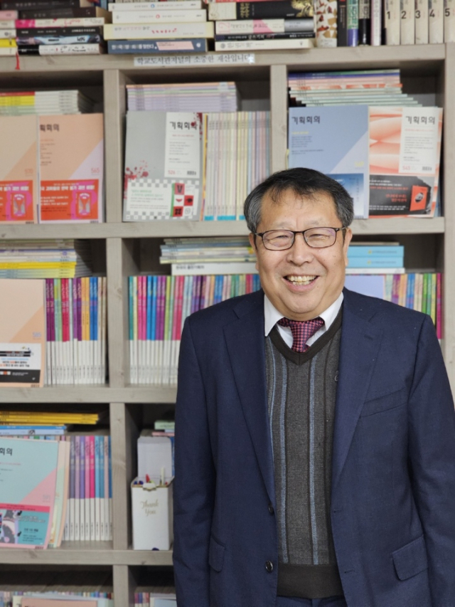 2일 한기호 한국출판마케팅연구소장이 한국출판마케팅연구소 잡지 간행물 앞에서 활짝 웃고 있다. /사진 제공=한국출판마케팅연구소