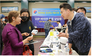 오언석 도봉구청장(오른쪽)이 지난해 10월 미국 로스앤젤레스 한인축제 바이어 초청 상담회에서 도봉구 제품을 홍보하고 있다. 사진 제공=서울 도봉구