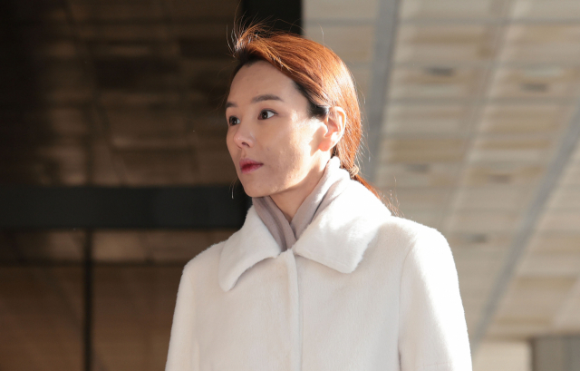 이정섭 전 수원지검 차장검사의 비위 의혹을 제기하고 남편의 마약 혐의를 고발한 강미정씨가 2023년 12월 7일 서울 서초구 서울중앙지검에 참고인 조사를 위해 출석하고 있다. 연합뉴스