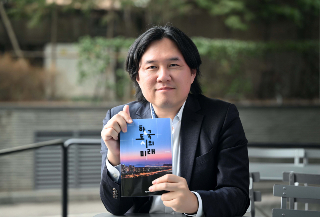 김시덕 작가가 ‘한국 도시의 미래’에 대해 설명중이다. 권욱 기자