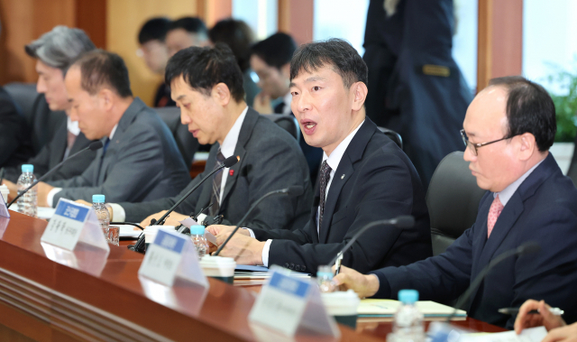 이복현(오른쪽 두 번째) 금융감독원장이 지난달 24일 서울 금융투자협회에서 열린 증권 업계 간담회에서 발언하고 있다. 연합뉴스