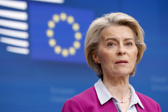 우르술라 폰데어라이엔 EU 집행위원장이 1일 목요일 브뤼셀에서 열린 EU 정상회의에서 기자회견을 하고 있다. /AP연합뉴스