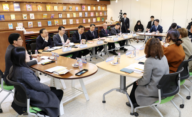 이관섭 대통령 비서실장(왼쪽줄 가운데)이 2일 서울 송파구 서울해누리초등학교를 방문해 늘봄학교 확대 시행에 대한 현장 준비 사항과 관계자 의견을 청취하고 있다. 사진제공=대통령실