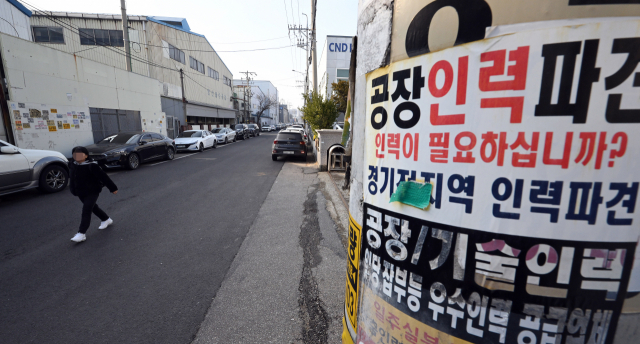 중견·중소기업의 구인난이 심화되며 산업단지 신규 입주기업이 1년 새 30% 급감했다. 2일 중견·중소 제조업 공장들이 밀집한 경기 안산국가산업단지 곳곳에 공장 매매·임대 현수막과 인력 알선 업체의 광고가 붙어있는 가운데 유동 인구가 없어 매우 한산한 모습을 보이고 있다. 안산=오승현 기자