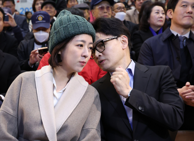한동훈 국민의힘 비상대책위원장이 2일 오후 서울 송파구 송파책박물관에서 열린 '2024 설날맞이 희망콘서트'에 참석해 배현진 의원과 대화하고 있다. 연합뉴스