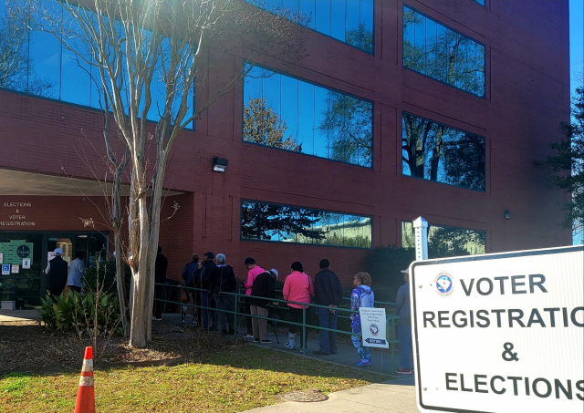 1일(현지 시간) 미국 사우스캐롤라이나주 컬럼비아 리치랜드카운티 선거 사무소 앞에 사전투표를 하려는 유권자들이 길게 줄지어 서 있다. 윤홍우기자