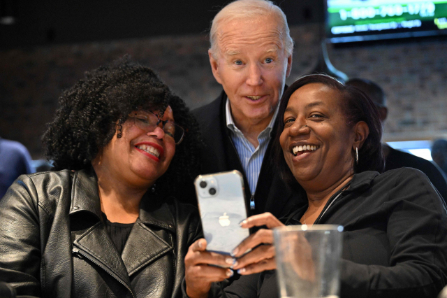 조 바이든 대통령이 1일(현지 시간) 미시간주의 흑인 레스토랑을 찾아 흑인 유권자들과 사진을 찍고 있다. AFP연합뉴스