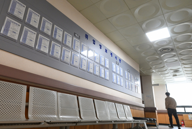 2일 국가산업단지가 위치한 경기 안산의 일자리센터 취업 정보 게시판에 제조업 등 구인 공고가 빼곡하게 게시돼 있다. 안산=오승현 기자