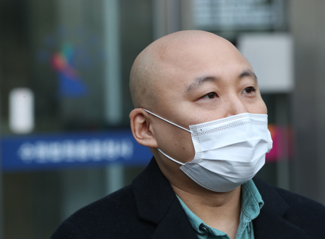 웹툰 작가 주호민이 지난 1일 오전 경기도 수원시 영통구 수원지방법원에서 열린 주 씨의 아들을 정서적으로 학대한 혐의로 기소된 특수교사 A씨 1심 선고 공판이 끝난 후 취재진 질문에 답하고 있다. 연합뉴스