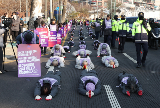 이태원 참사 유가족과 종교인들이 지난 29일 오전 서울 용산구 이태원역 1번 출구 앞에서 대통령실 방향으로 이태원 참사 특별법 공포를 촉구하는 오체투지를 진행하고 있다. 연합뉴스
