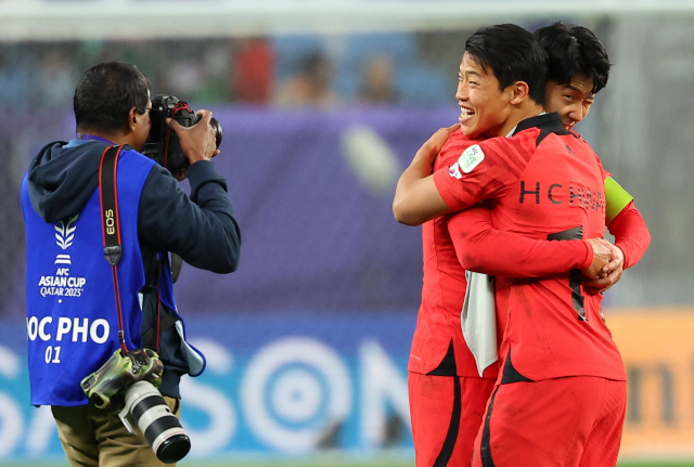 2일 아시안컵 8강전 한국과 호주의 경기가 끝난 뒤 손흥민과 황희찬이 포옹하고 있다. 연합뉴스