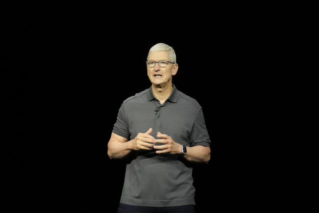 애플, 中서 뚝 떨어진 매출로 ‘발목’…반전 카드는?
