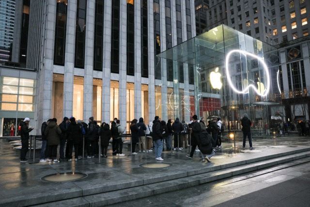 비전프로 출시일인 2일(현지시간) 뉴욕 맨하튼 애플스토어 앞에서 많은 사람들이 입장을 기다리며 줄을 서고 있다. 로이터연합뉴스