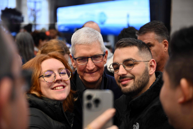 애플의 CEO인 팀 쿡이 비전프로 출시일인 2일 미국 뉴욕 애플스토어에서 방문객들과 사진을 찍고 있다. AFP연합뉴스