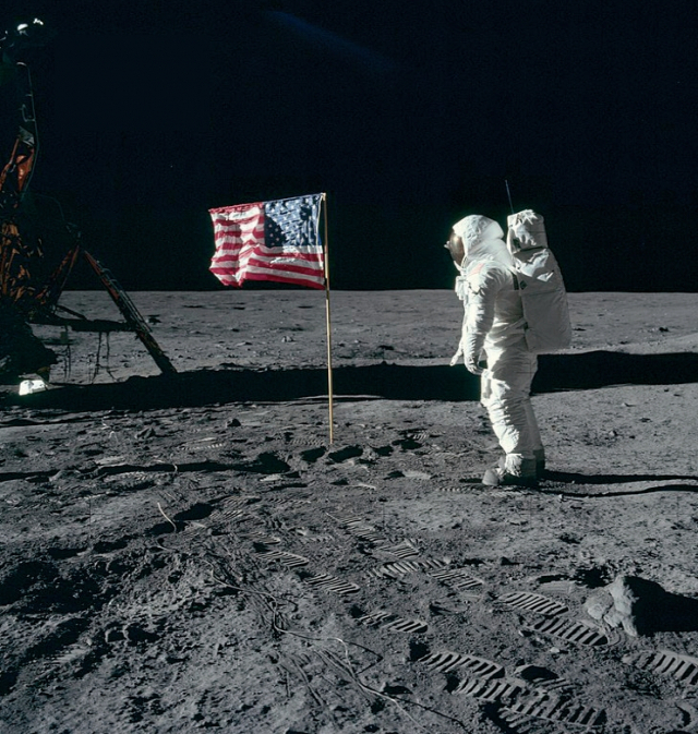 아폴로 11호 우주비행사 버즈 올드린이 달에 착륙해 미국 국기인 성조기를 꽂은 후 국기를 바라보고 있다. 사진 제공=나사