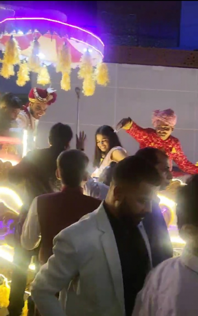 밤에도 결혼식이라는 축제를 즐기며 노래를 부르고 춤을 추는 인도인들. 뭄바이=연승기자